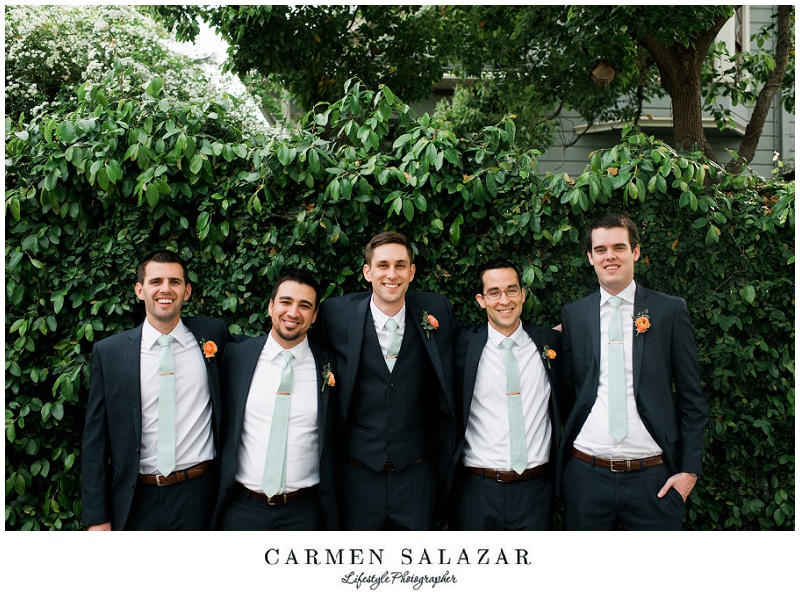 casual groomsmen photo with ivy