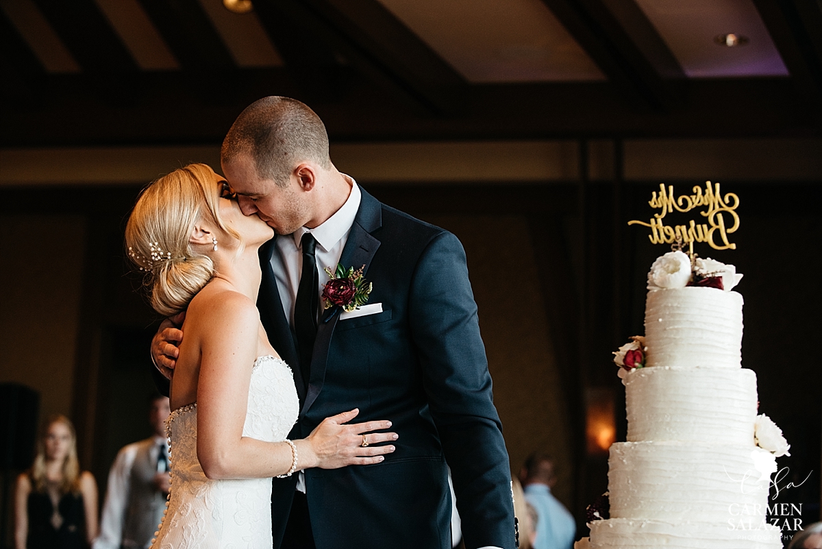 Wedding cake kisses - Carmen Salazar Wedding cake kisses - Carmen Salazar
