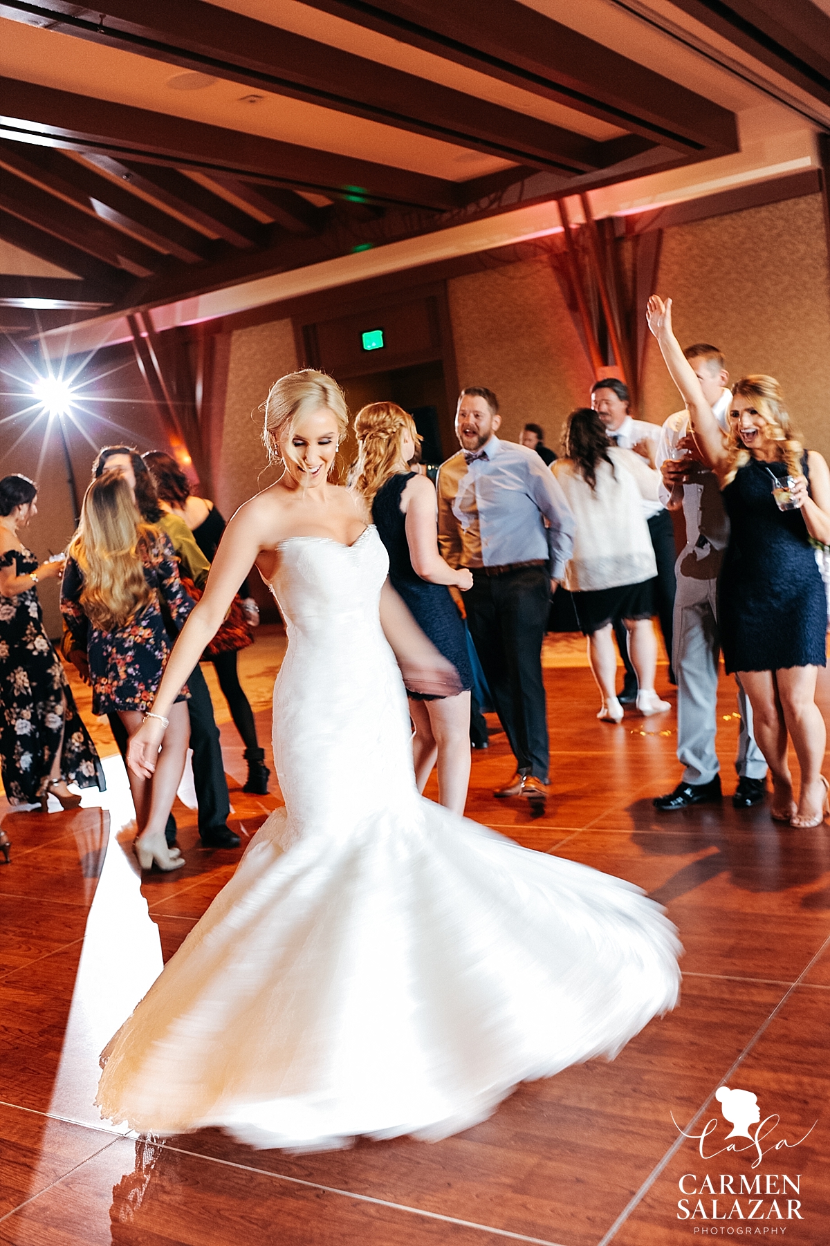 Candid wedding dancefloor photographer - Carmen Salazar Candid wedding dancefloor photographer - Carmen Salazar