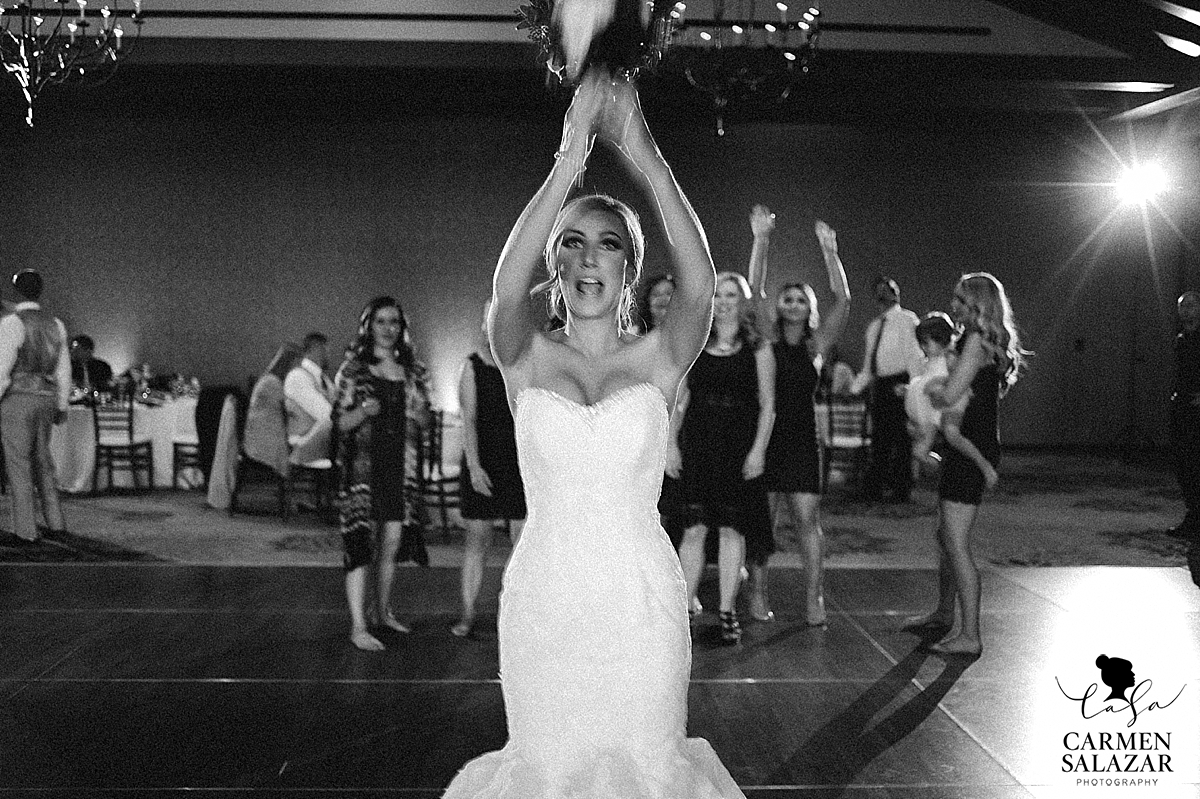 Black and white bouquet toss - Carmen Salazar Black and white bouquet toss - Carmen Salazar