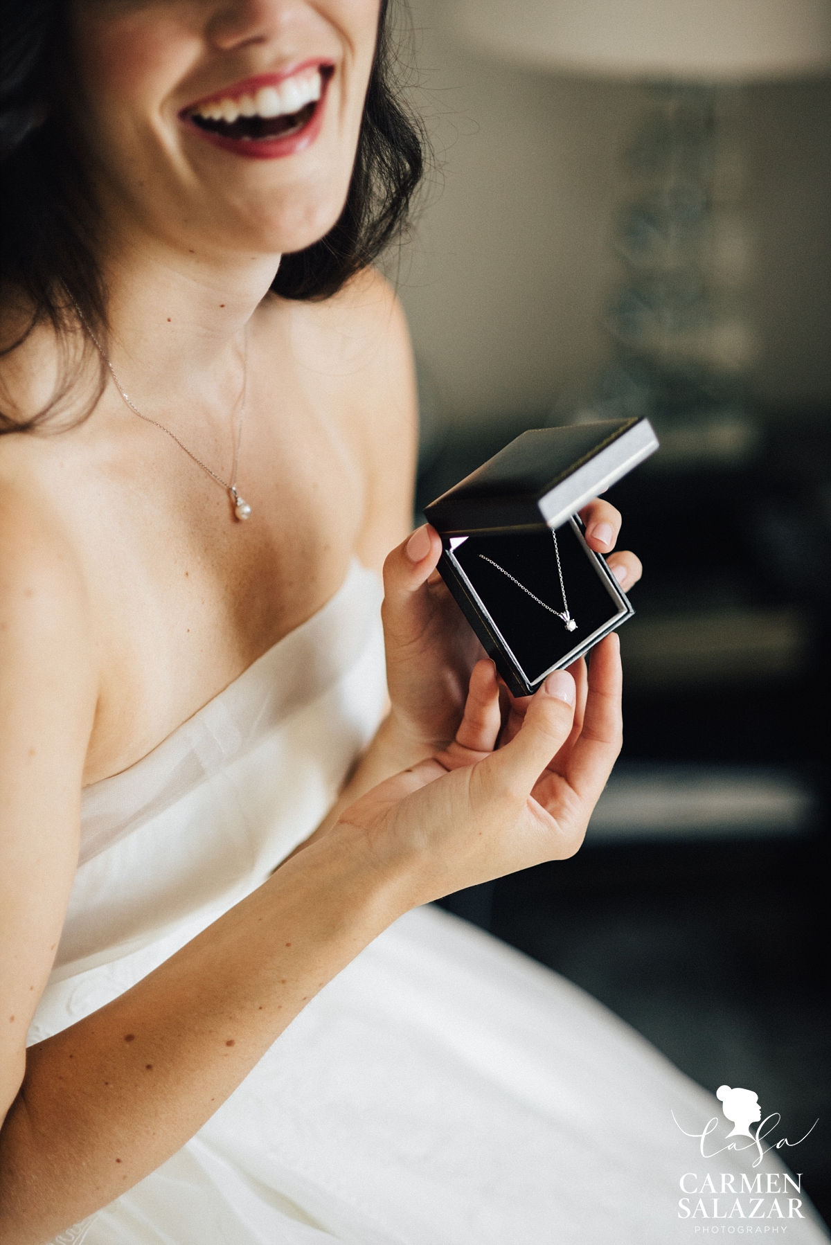 Romantic wedding day surprise gift - Carmen Salazar Romantic wedding day surprise gift - Carmen Salazar