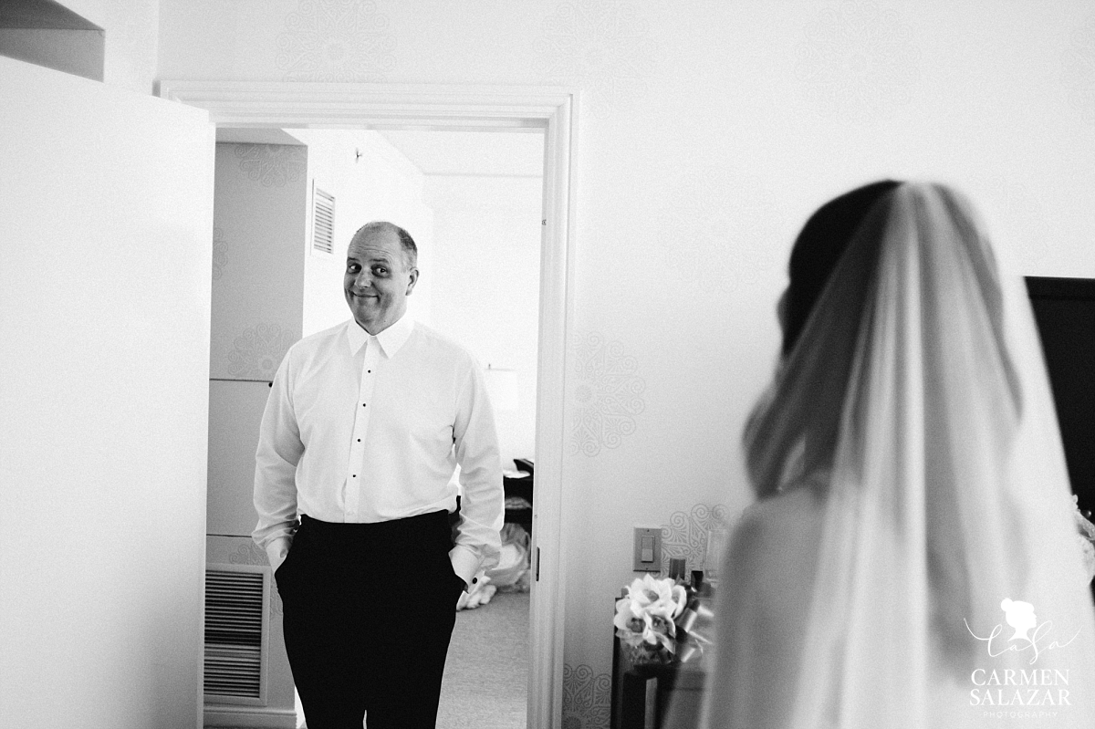 Father seeing the bride for the first time - Carmen Salazar Father seeing the bride for the first time - Carmen Salazar