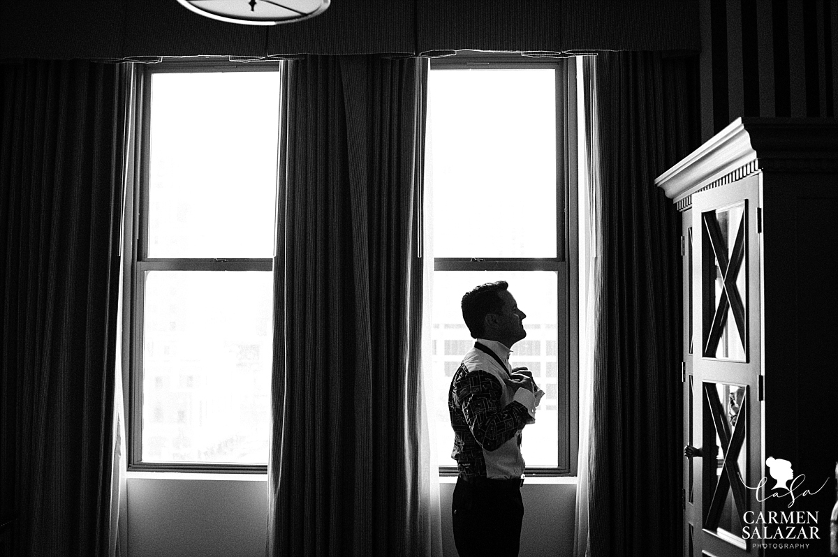 Dramatic groom silhouette at Citizen - Carmen Salazar Dramatic groom silhouette at Citizen - Carmen Salazar