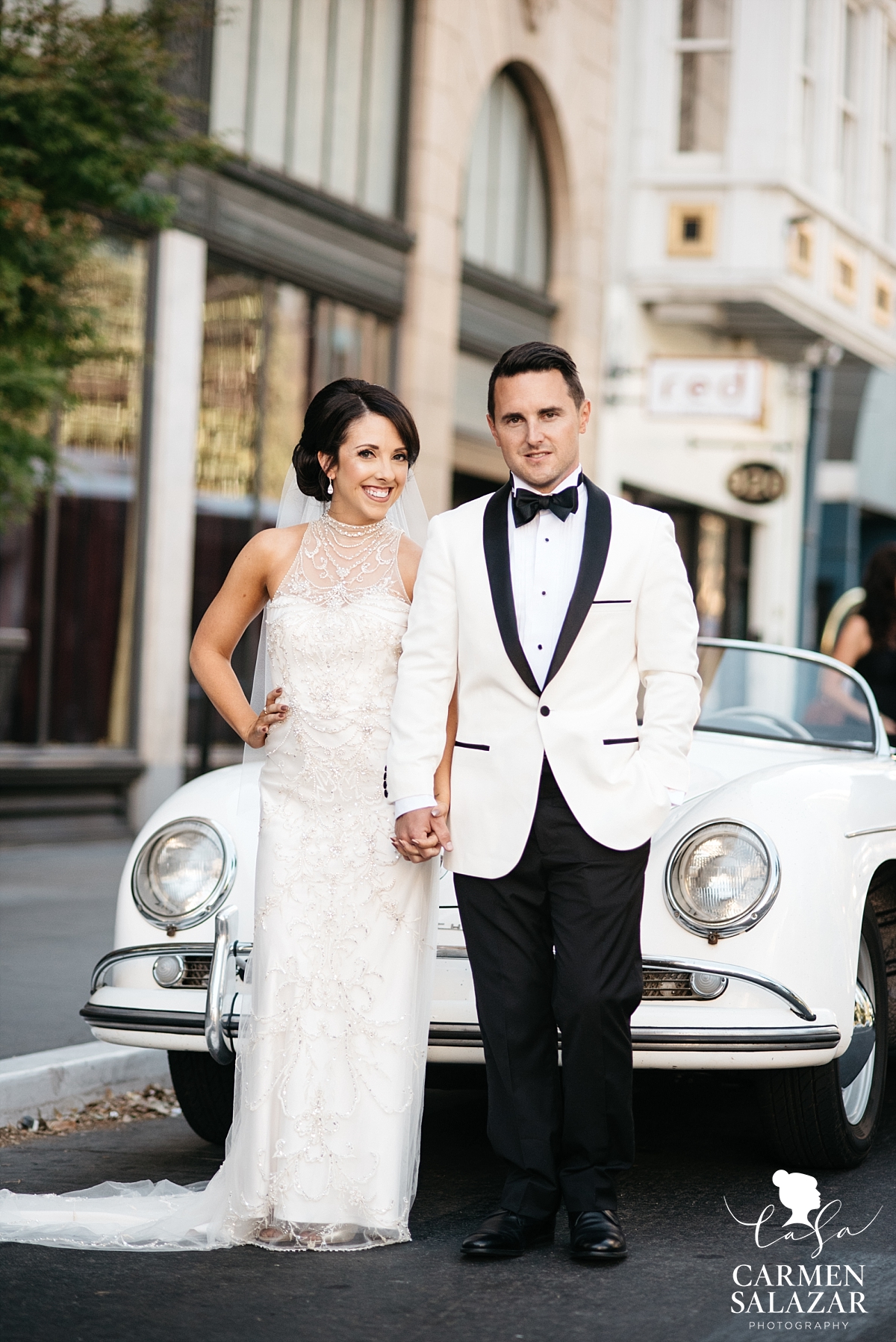 Classic style bride and groom with Porsche - Carmen Salazar Classic style bride and groom with Porsche - Carmen Salazar