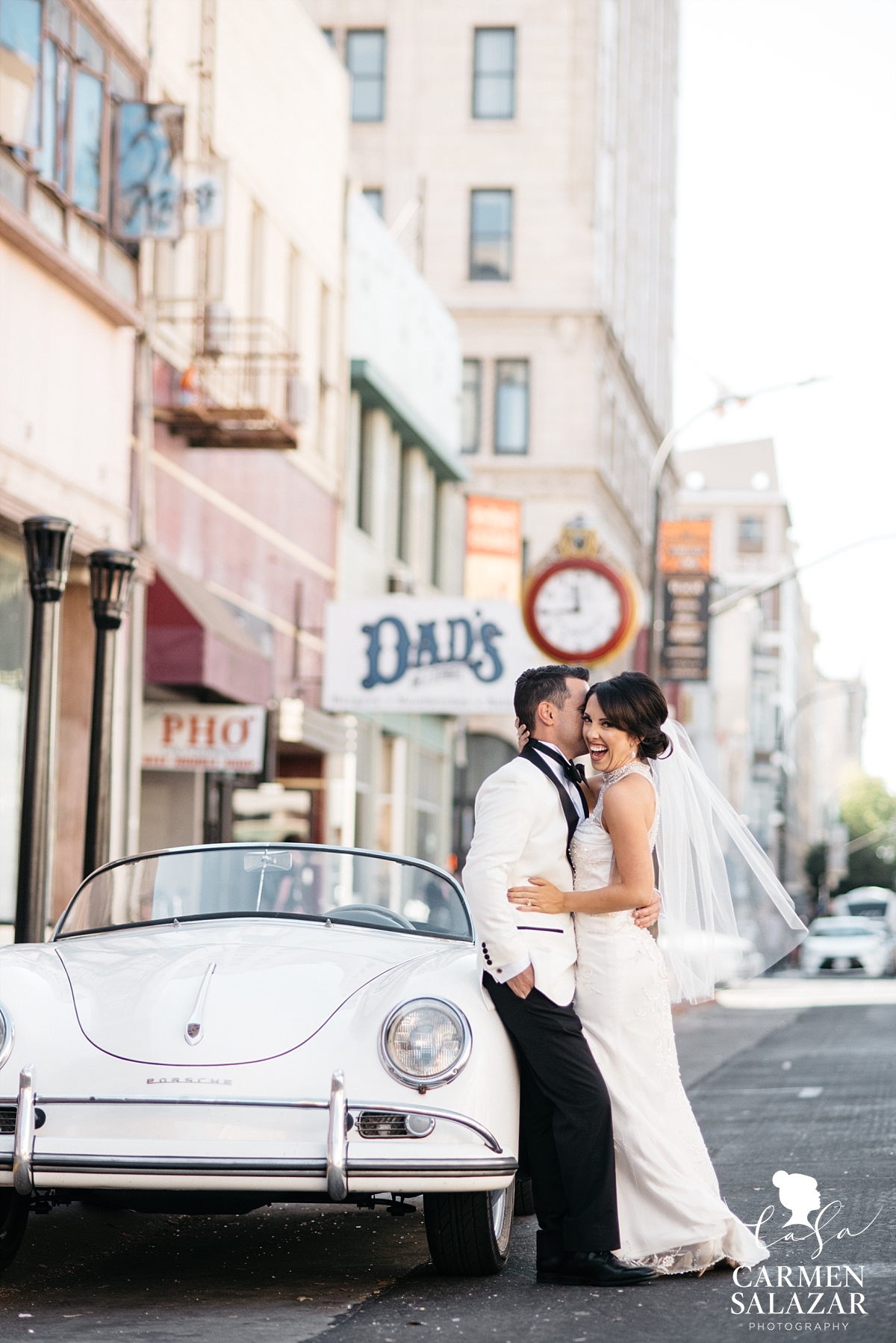 Fun urban bride and groom photography with vintage car - Carmen Salazar Fun urban bride and groom photography with vintage car - Carmen Salazar