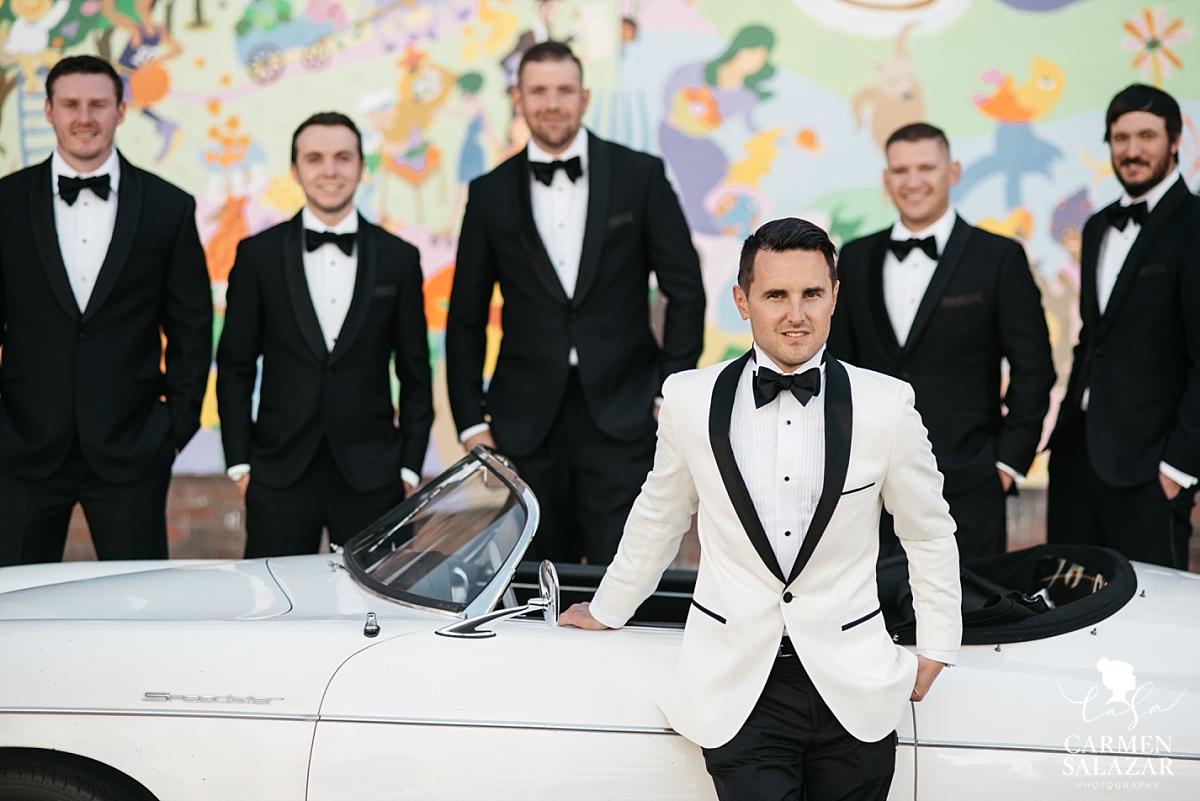 Groom and groomsmen posing with vintage Porsche - Carmen Salazar Groom and groomsmen posing with vintage Porsche - Carmen Salazar